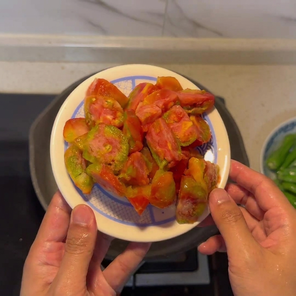 껍질을 벗겨 잘게 썬 토마토가 접시에 담긴 모습