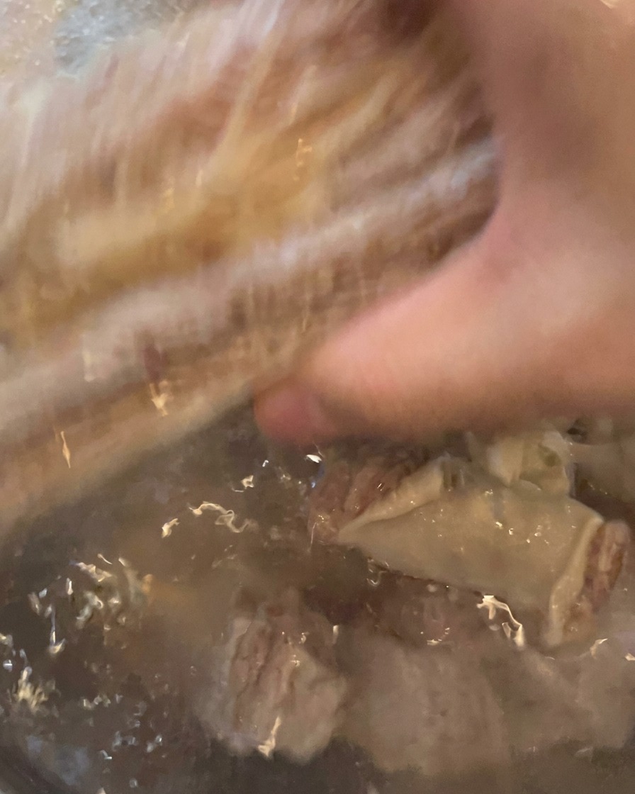 흐르는 수돗물에 깨끗하게 씻은 소갈비.