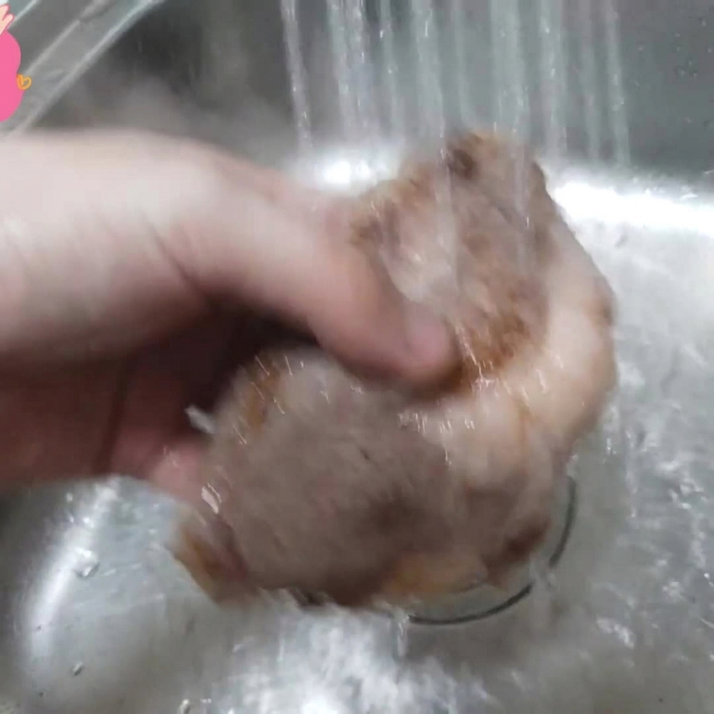 데친 갈비를 찬물에 헹구는 모습.