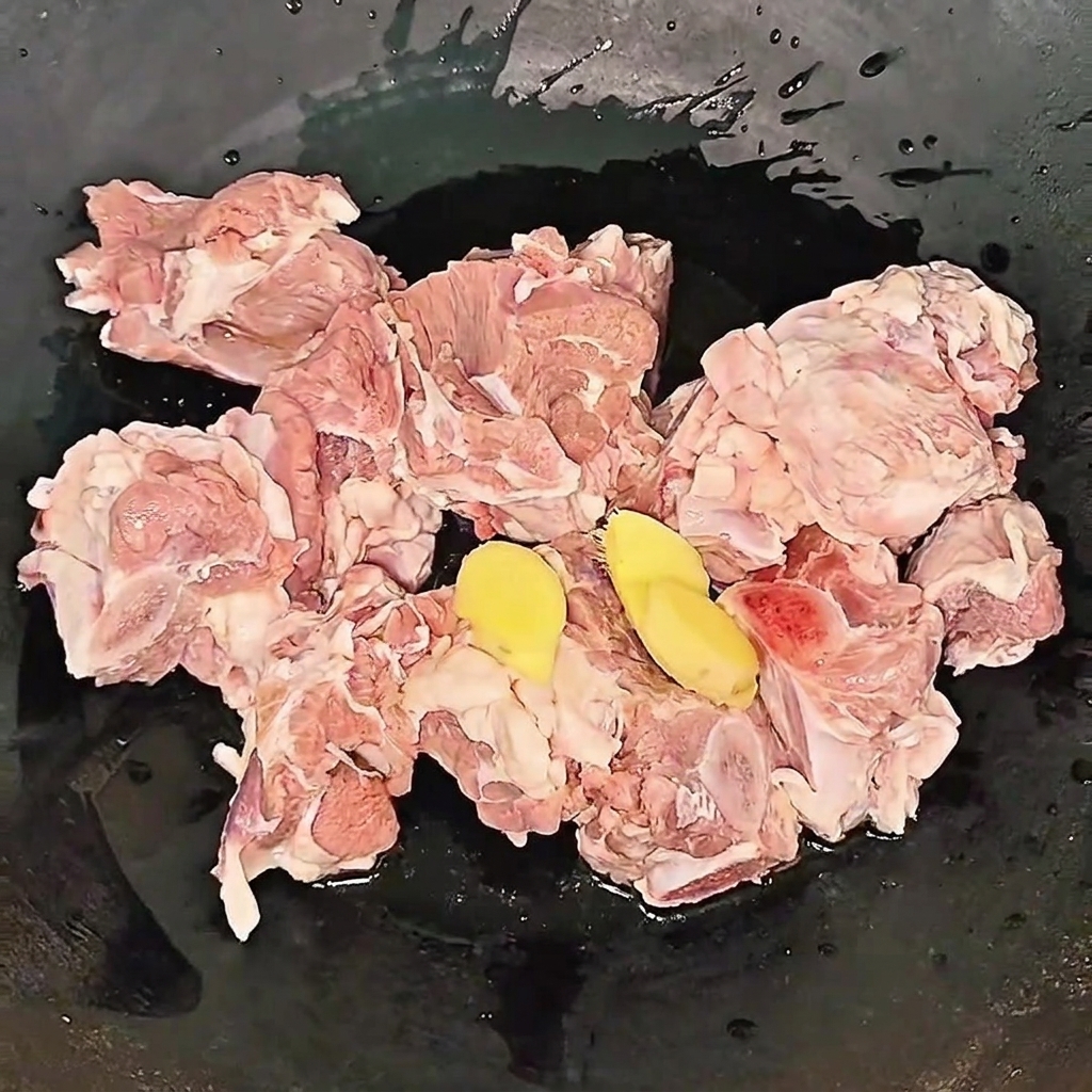 끓는 물에 생강과 맛술을 넣고 소갈비를 데치는 과정.
