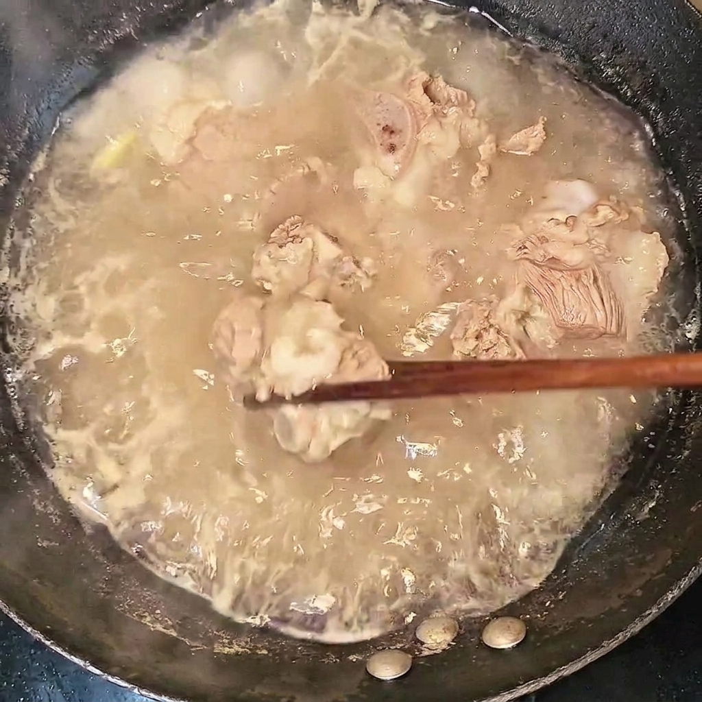 데친 소갈비를 젓가락으로 건져내는 모습.