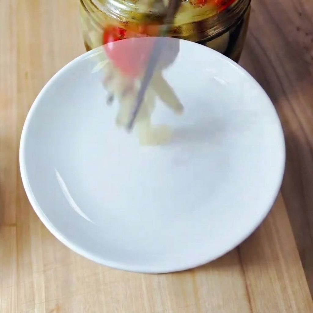 도마 위에 곱게 다져진 김치 조각들.
