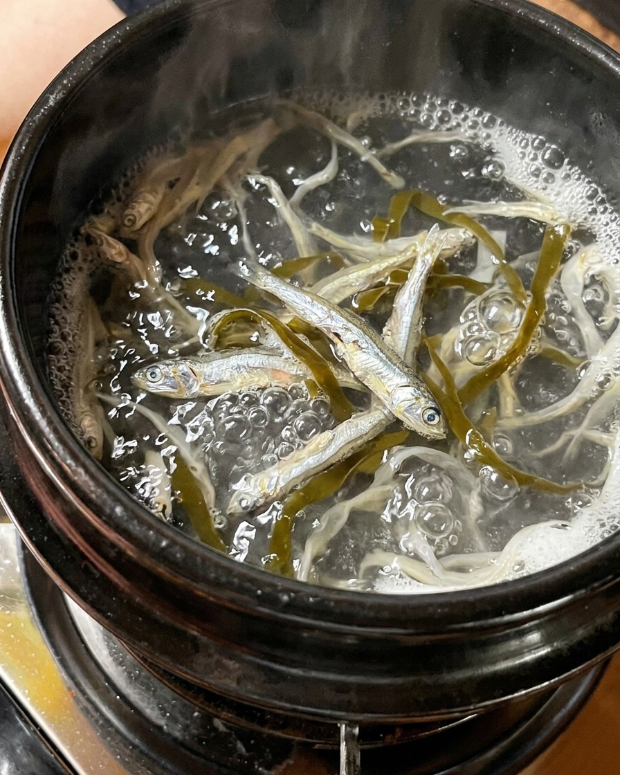 물에 국물용 멸치와 다시마를 넣고 끓이는 모습.