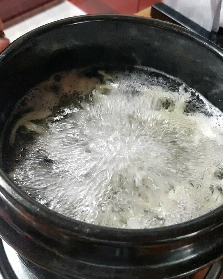 팔팔 끓는 육수에 투명한 생새우살을 넣는 모습.