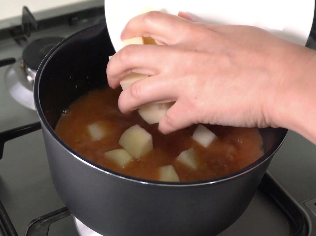 끓는 육수에 썰어둔 감자와 양파를 넣는 모습.
