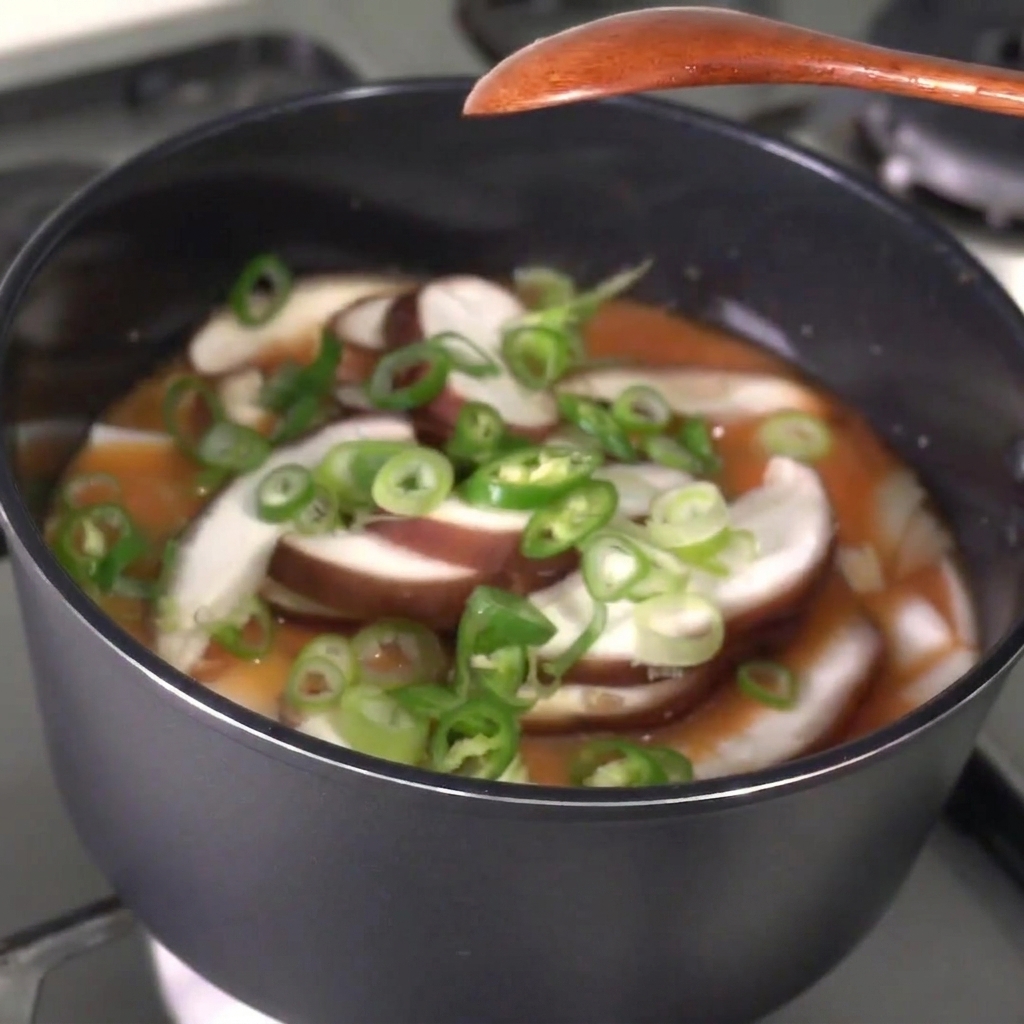 청양고추와 대파를 찌개에 넣는 모습.