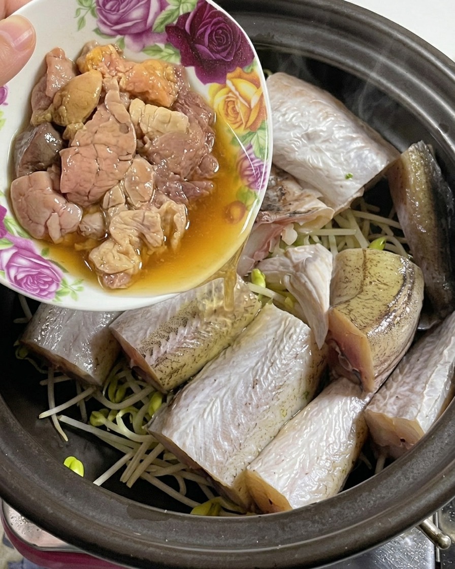 뚝배기에 명란과 생강 슬라이스를 넣는 모습.