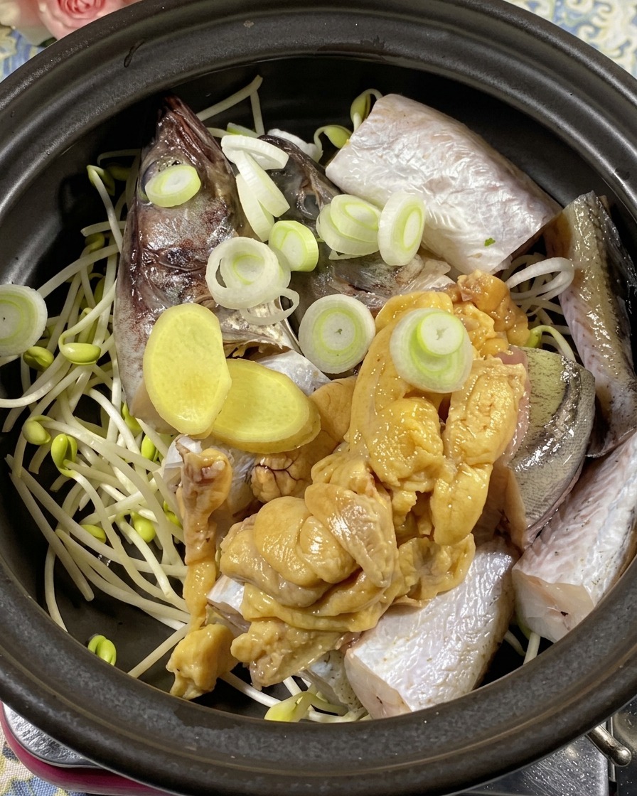 뚝배기 위에 대파, 양파, 고추를 올리는 모습.