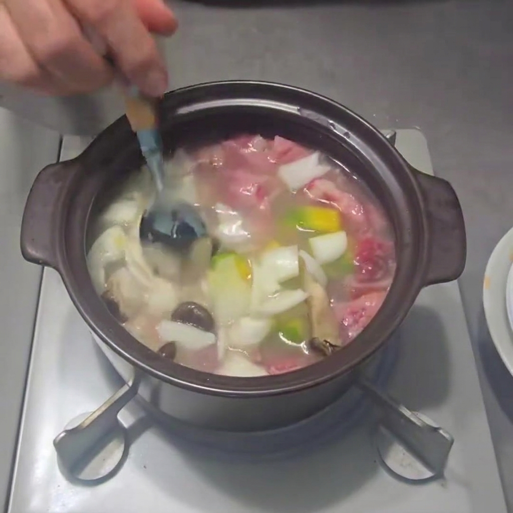 송송 썬 대파를 냄비에 뿌리는 모습.