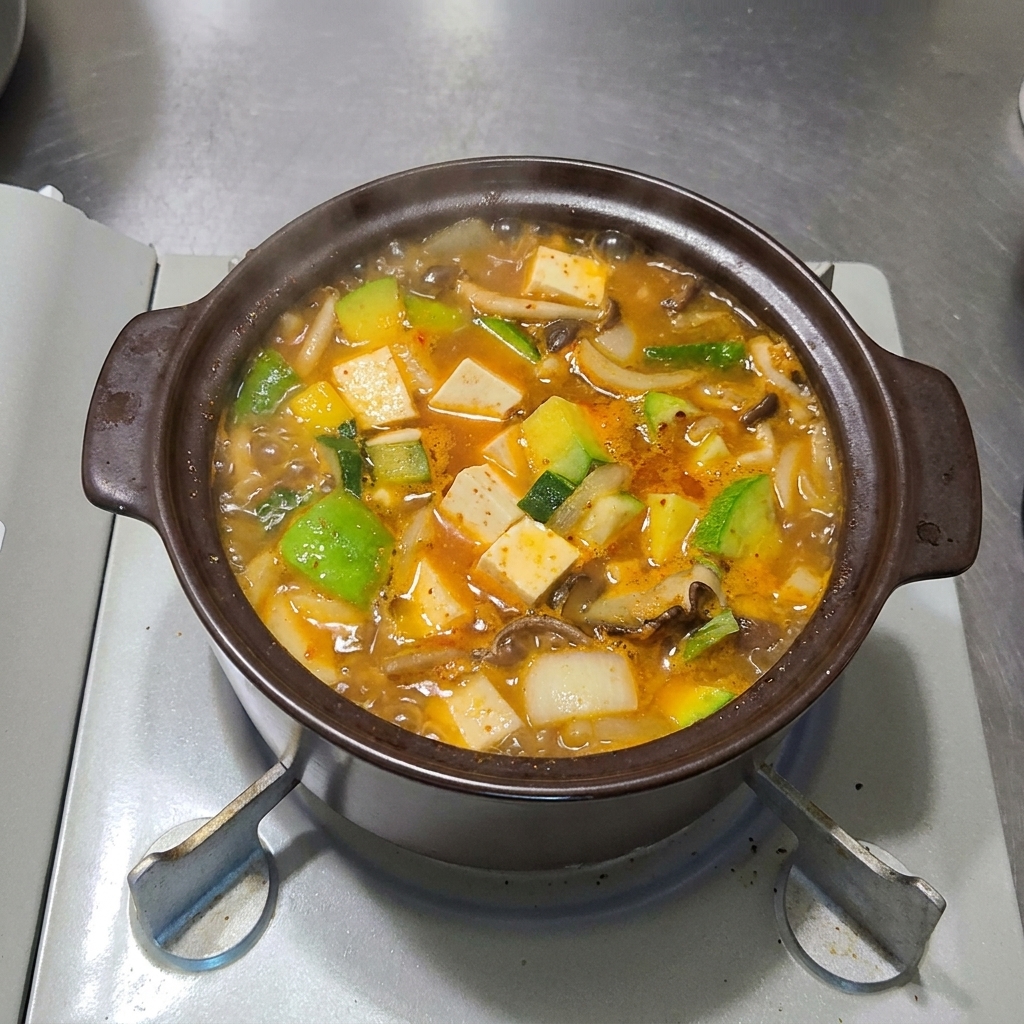 어슷 썬 고추를 찌개 위에 올리는 모습.
