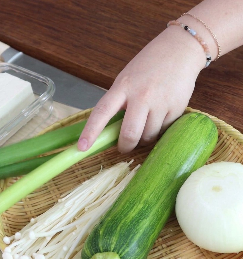 도마 위에 가지런히 썰어놓은 대파.