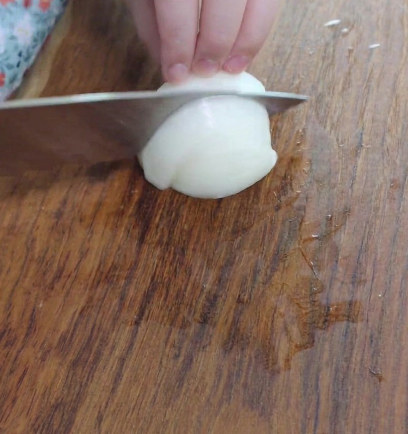 찌개에 넣기 좋게 깍둑썰기한 양파.