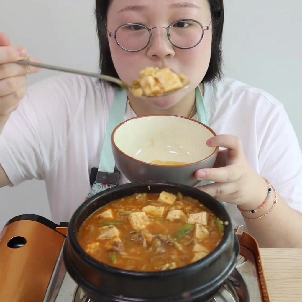 찌개에 연두부와 팽이버섯을 넣는 모습.