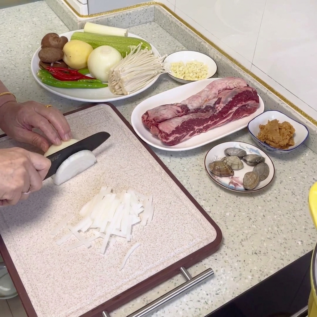 도마 위에 가지런히 썰어놓은 무채.