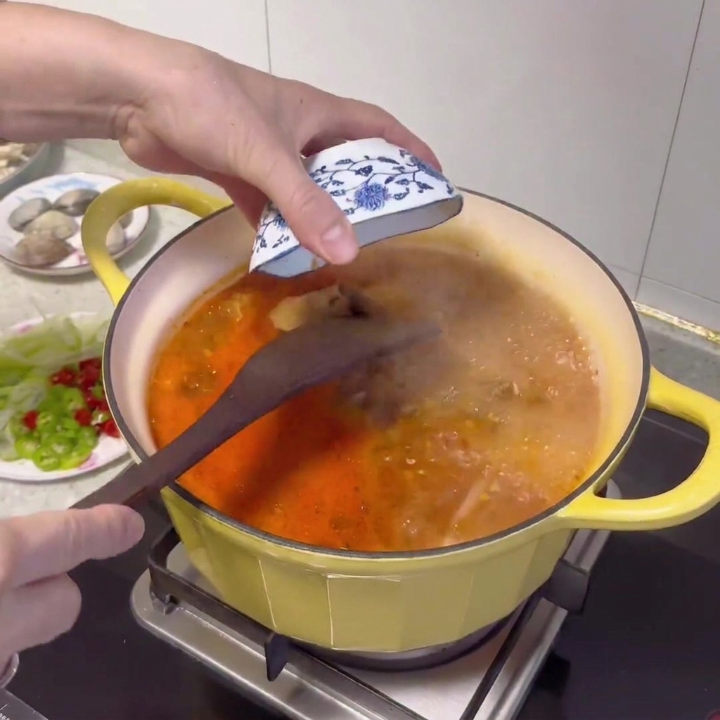 끓는 국물에 된장을 넣고 푸는 모습.