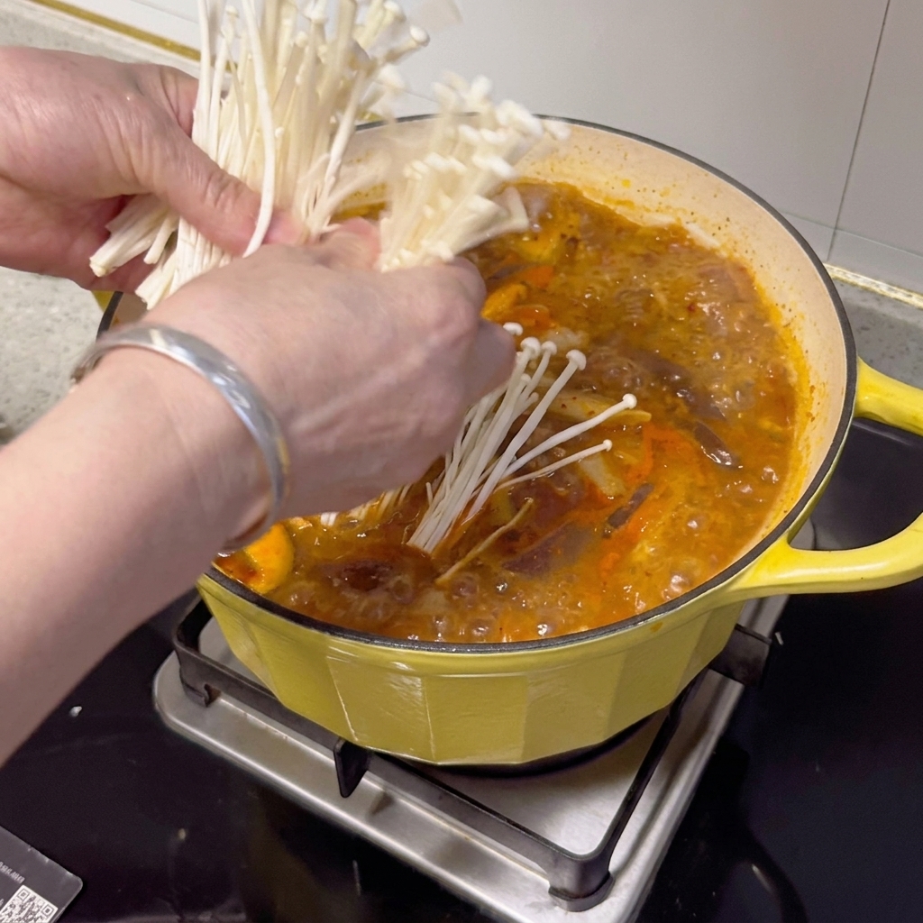 마지막에 팽이버섯과 고추 고명을 올린 완성된 찌개.