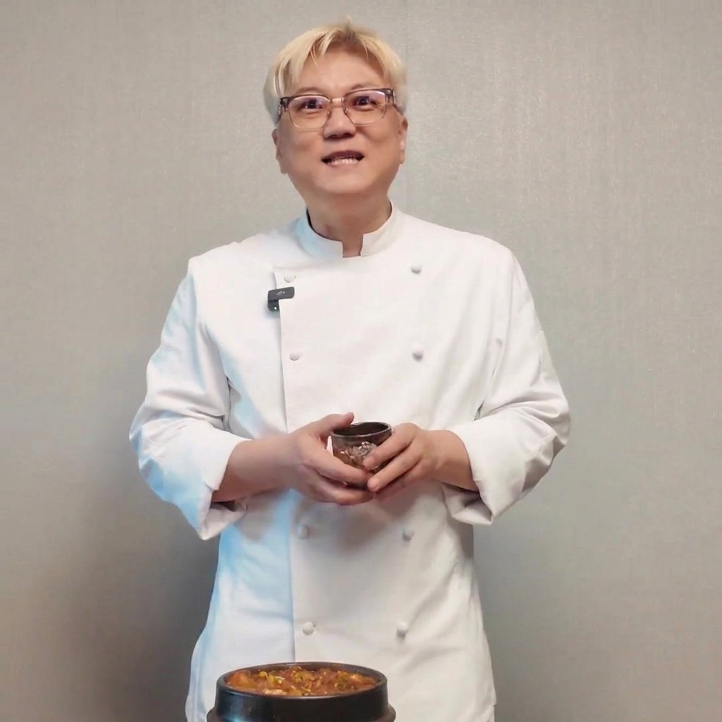 진한 색깔의 청국장을 끓고 있는 찌개에 넣는 모습.