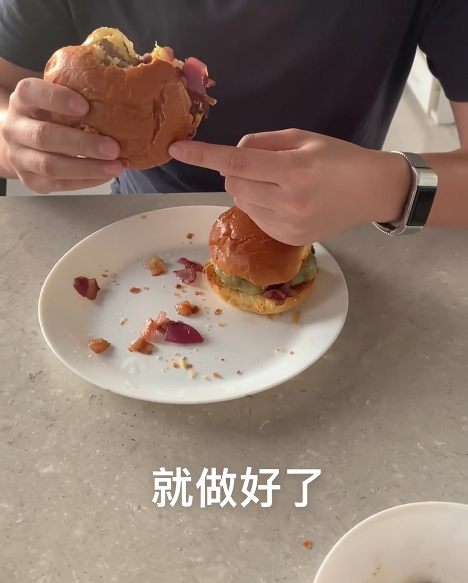 뜨거운 팬에서 갈색 크러스트가 생기며 구워지는 패티.