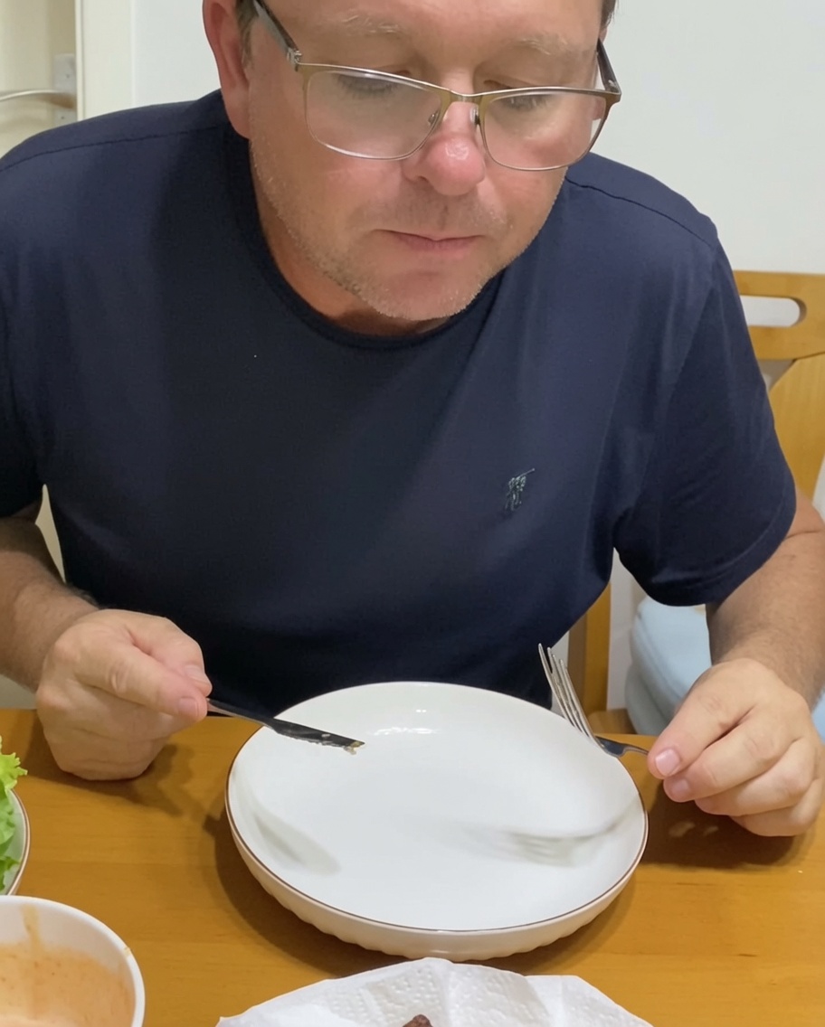 번 위에 패티, 양파, 야채를 차례로 쌓아 버거를 완성하는 모습.