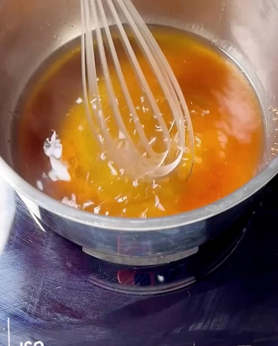 냄비에서 버번과 황설탕을 휘젓고 있는 모습.