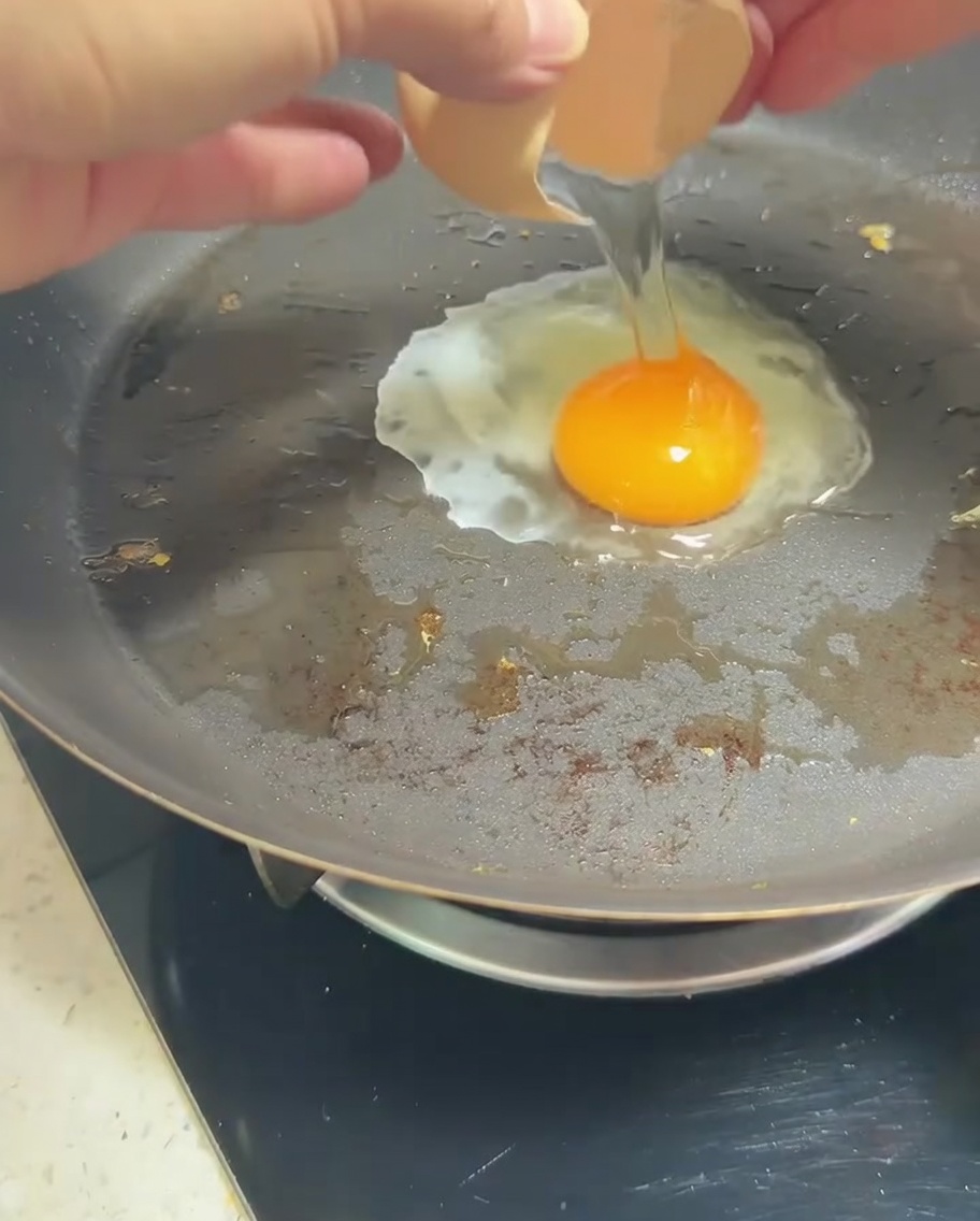 노른자가 살아있는 팬 위의 달걀 후라이.