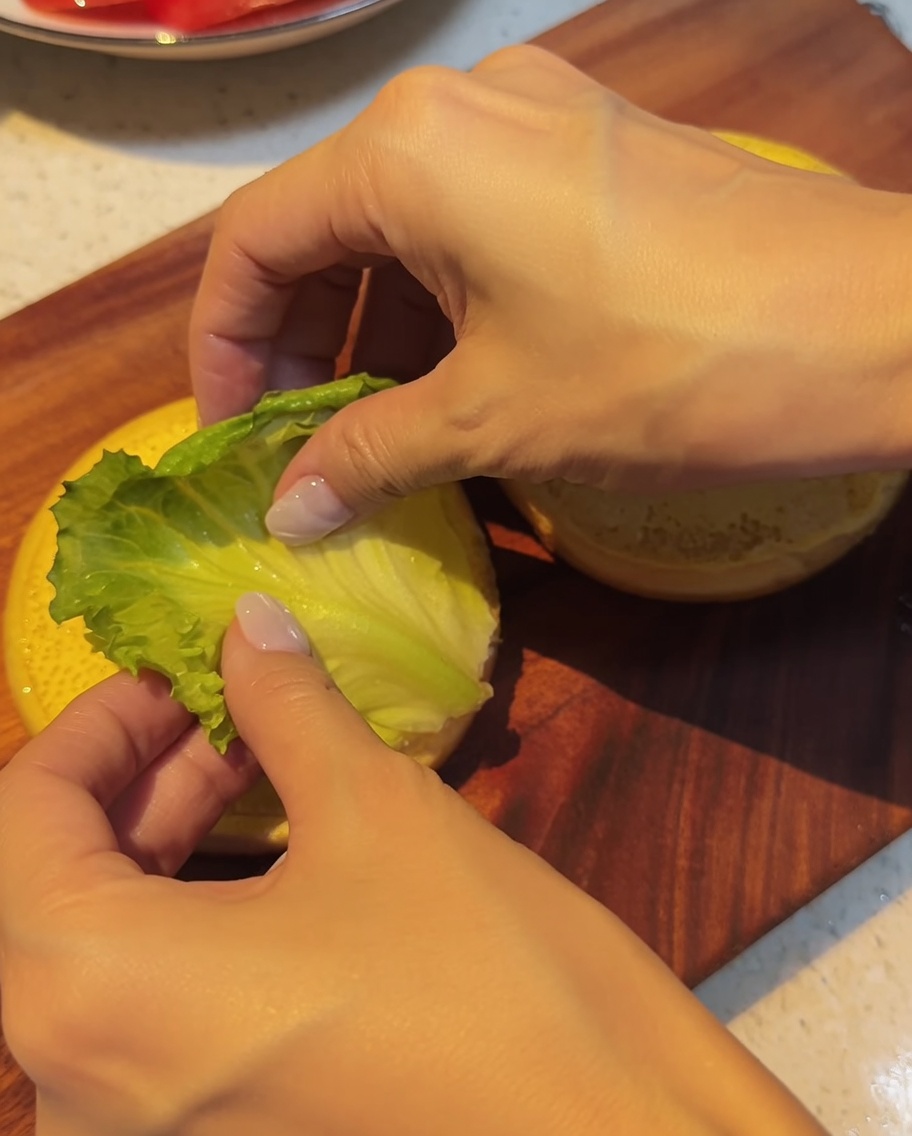 아래쪽 번 위에 정성스럽게 올려진 아삭한 양상추.