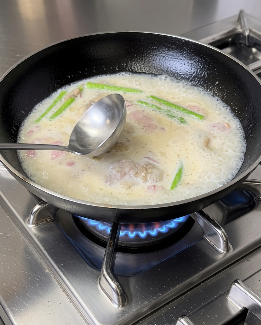 크림 소스에 삶은 펜네 면을 넣고 골고루 버무리는 모습.