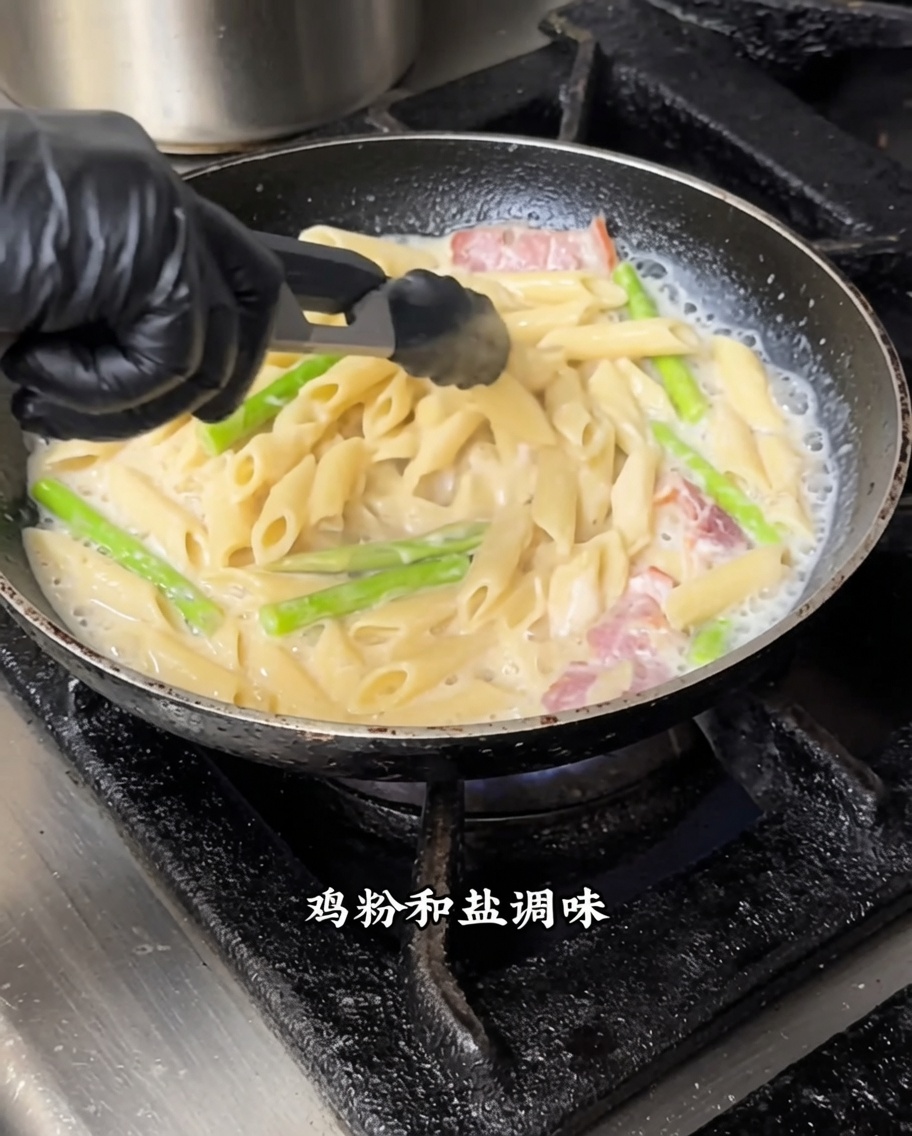 화이트 소스와 블랙 트러플을 넣고 중불에서 조리하는 모습.