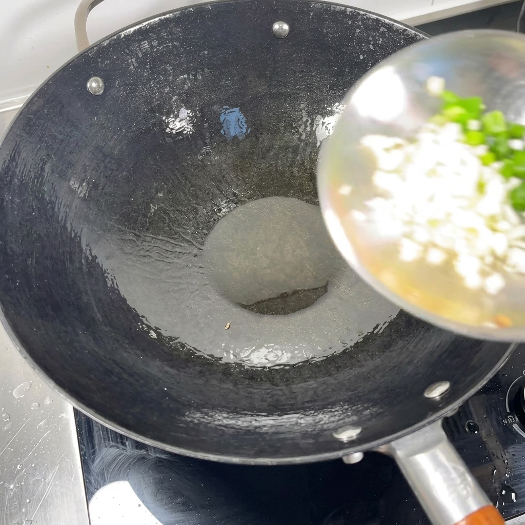 뜨거운 웍에 기름과 함께 넣는 다진 마늘과 대파.