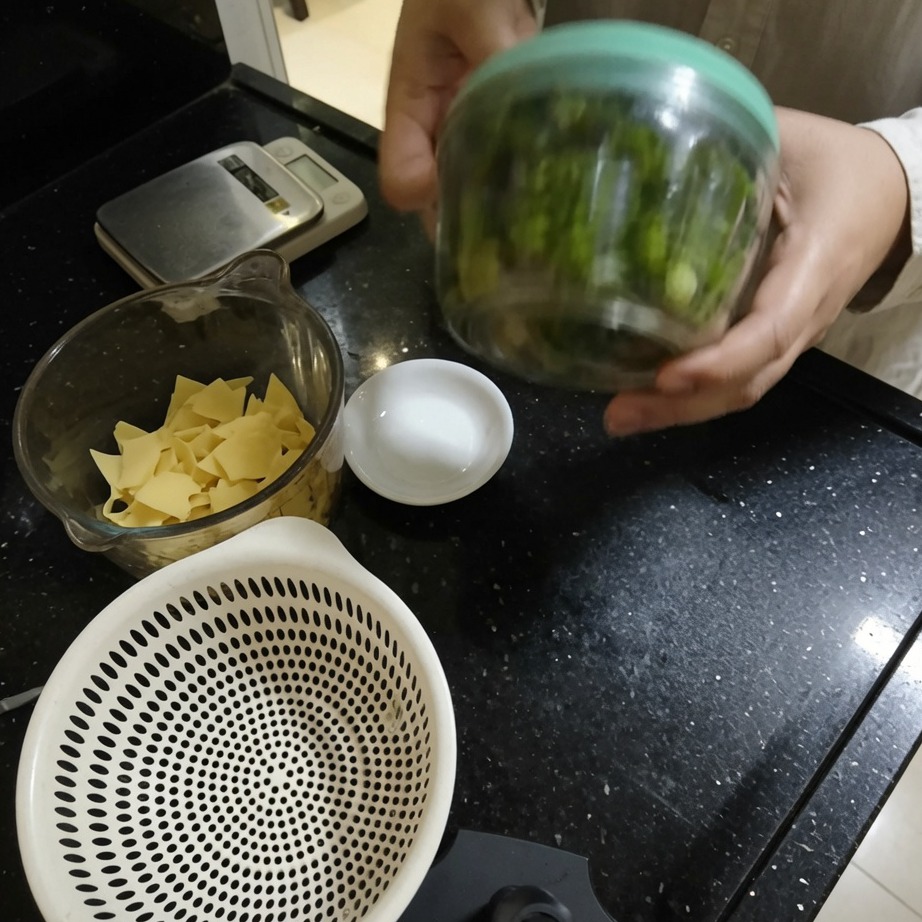 수동 푸드 프로세서의 손잡이를 당겨 허브를 다지는 모습.