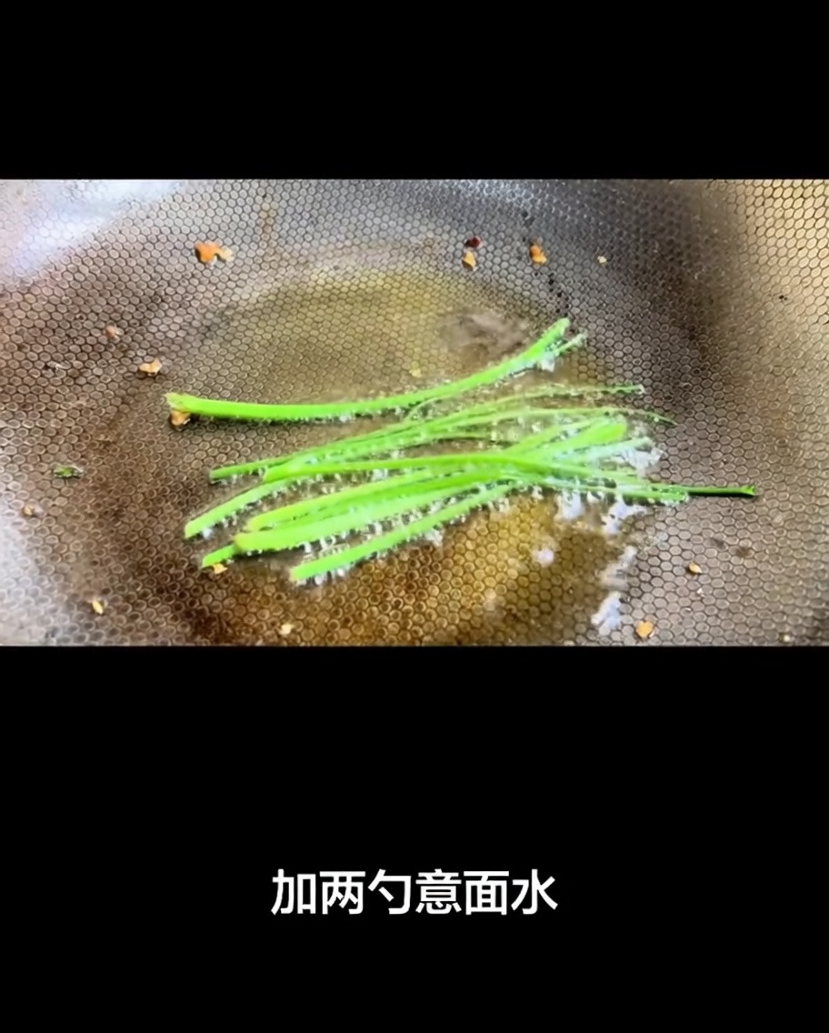 뜨거운 웍에 면수를 부어 소스를 만드는 모습.