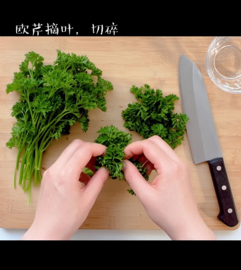 신선한 파슬리 잎을 도마 위에서 곱게 다지는 모습.