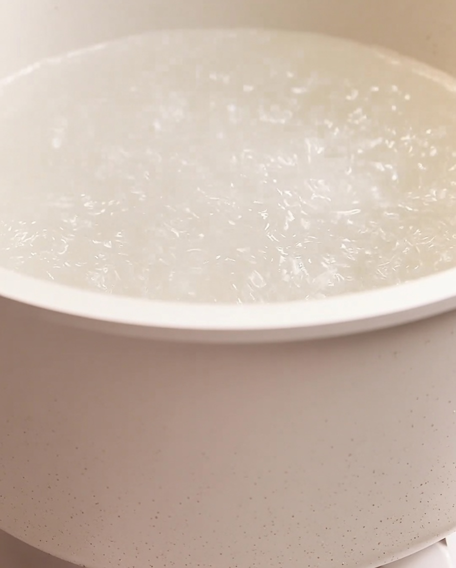 큰 냄비에 끓는 물을 붓고 스파게티를 삶는 모습.