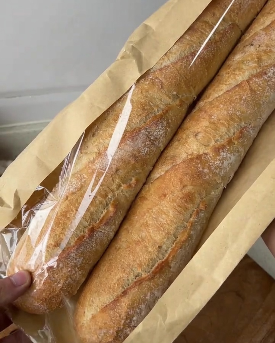 도마 위에 대각선으로 자른 바게트 조각들이 놓여 있는 모습.