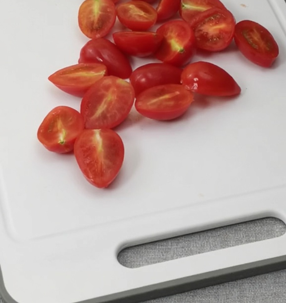 도마 위에 놓인 반으로 자른 방울토마토
