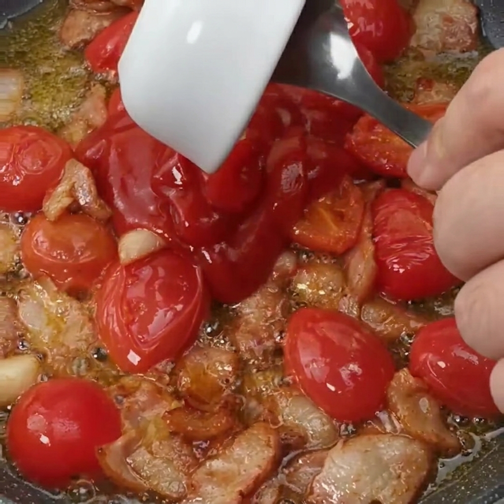 팬에 토마토 소스와 설탕을 넣고 끓이는 모습
