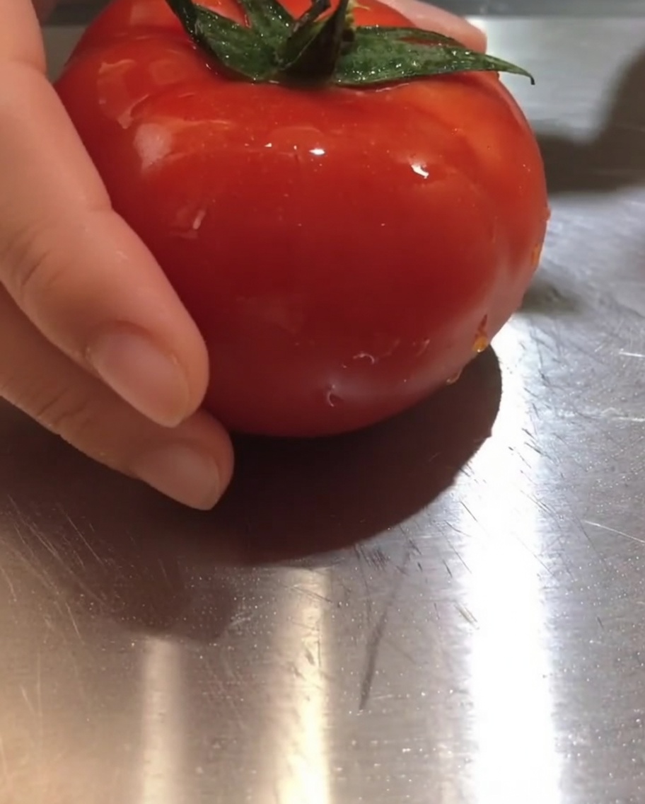 도마 위에 놓인 신선한 토마토 조각들.