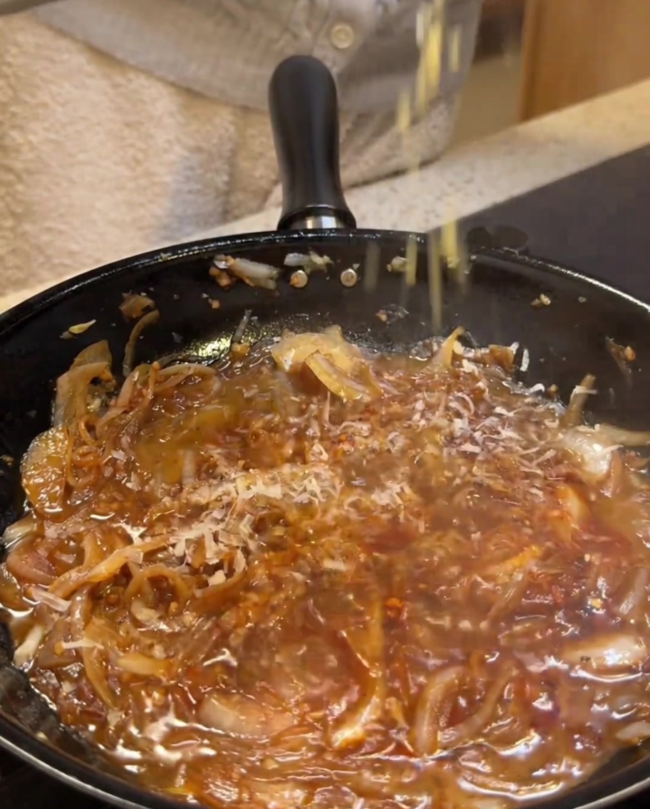 치즈를 갈아 넣고 생크림을 붓는 모습.