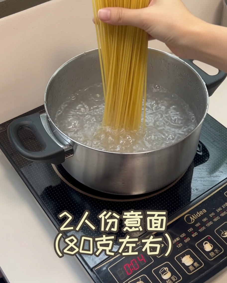 팔팔 끓는 물에 마른 스파게티 면을 넣는 모습.