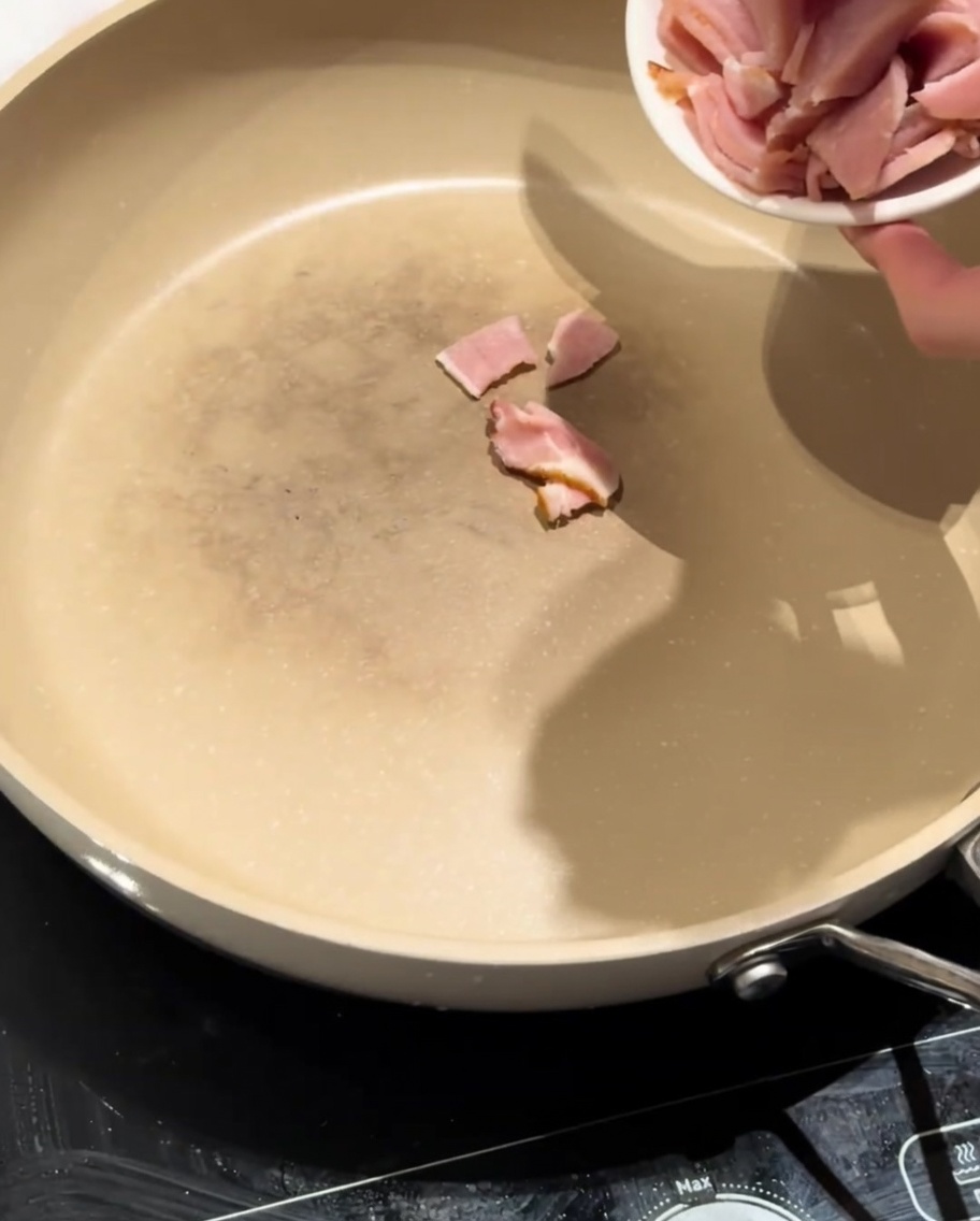 기름 없이 달군 팬에 지방이 적은 베이컨을 올려 굽는 모습.