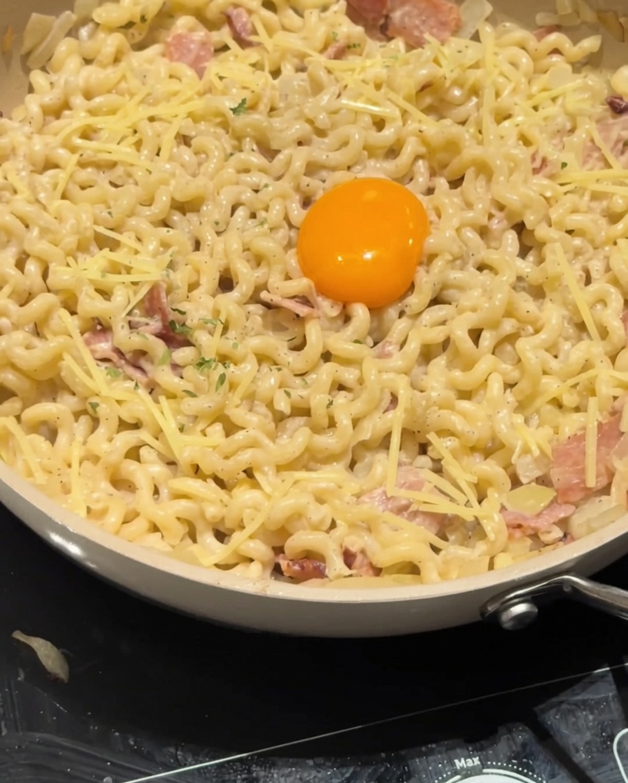 완성된 파스타와 달걀노른자 위에 건파슬리를 뿌리는 모습.