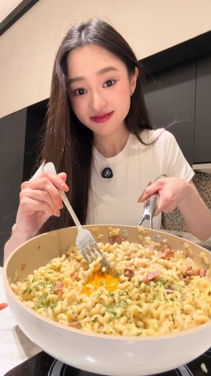 꼬불꼬불한 면으로 즐기는 크리미 베이컨 까르보나라