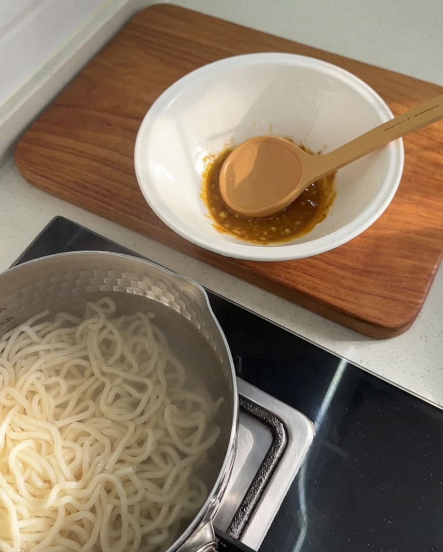 끓는 물을 부어 진하고 불투명한 국물 베이스가 만들어지는 모습.