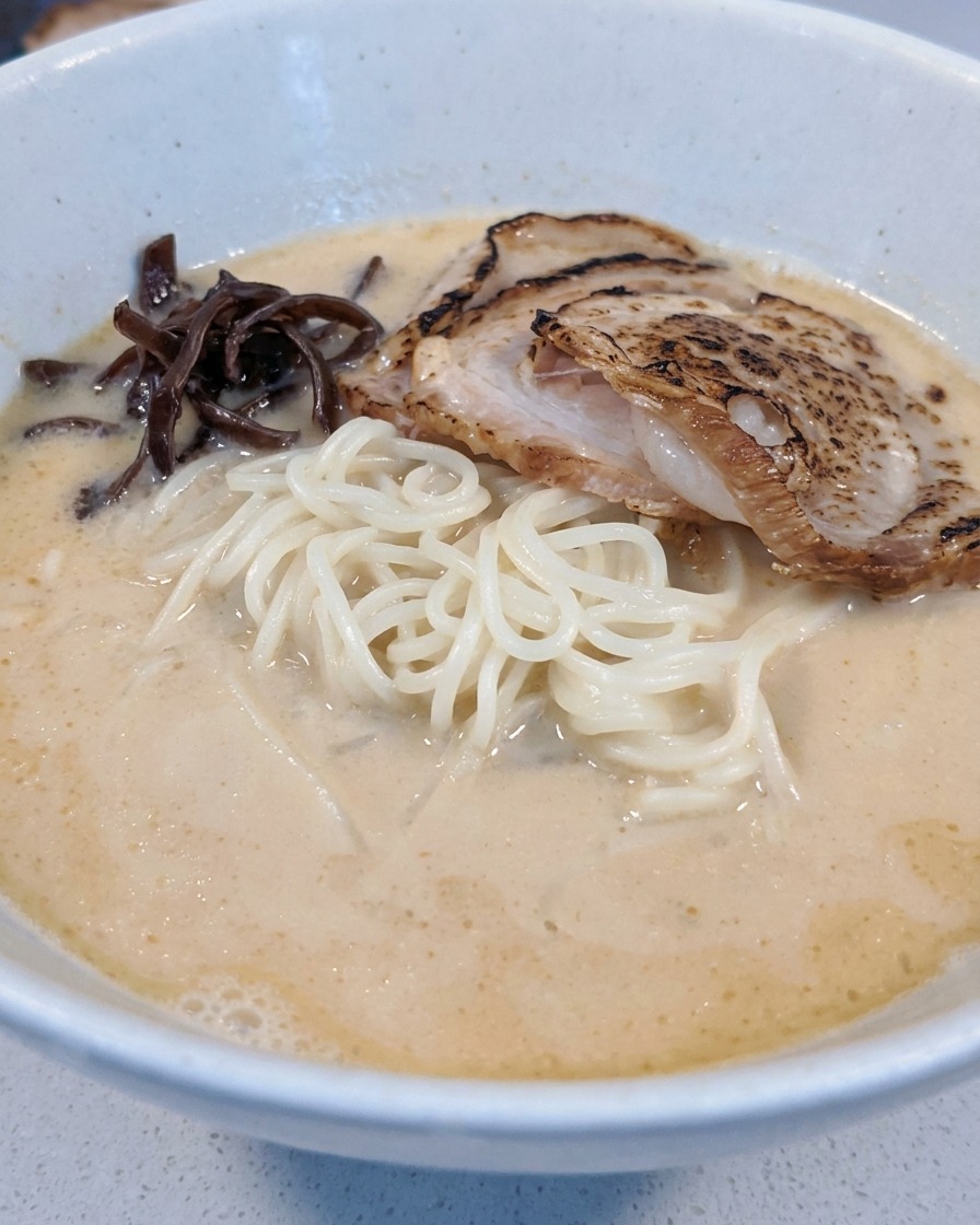 라멘 그릇에 목이버섯과 죽순이 가지런히 놓이는 모습.