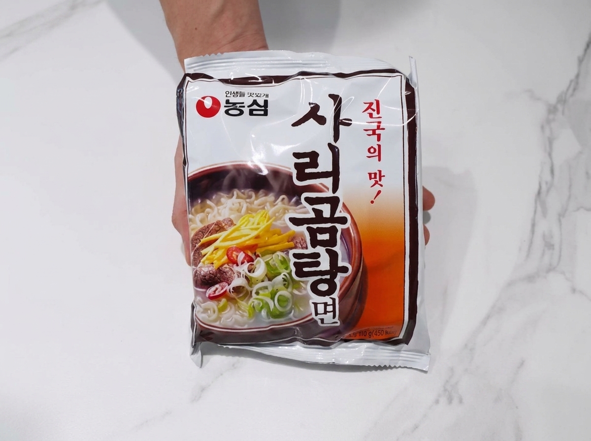끓는 국물에 라면 면을 넣는 모습.