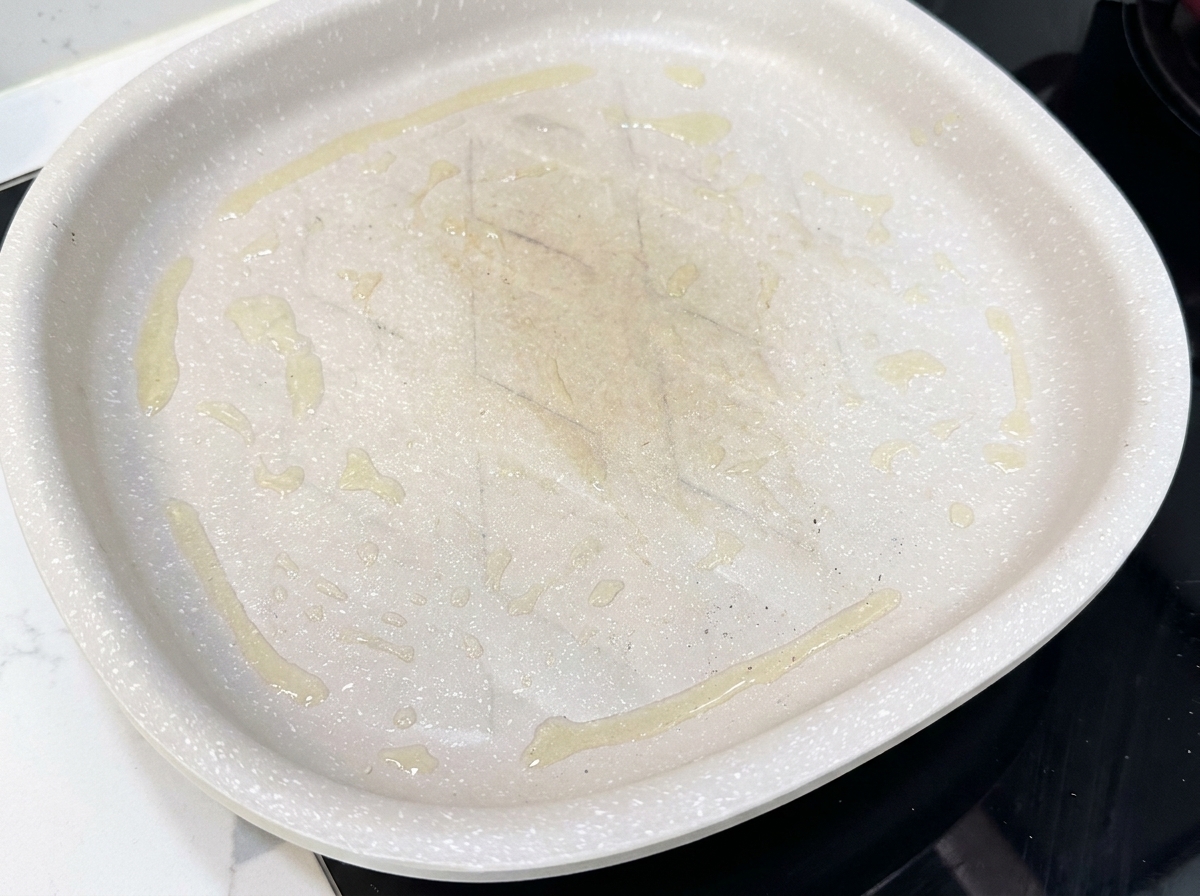 달궈진 팬에 베이컨을 올리는 모습.