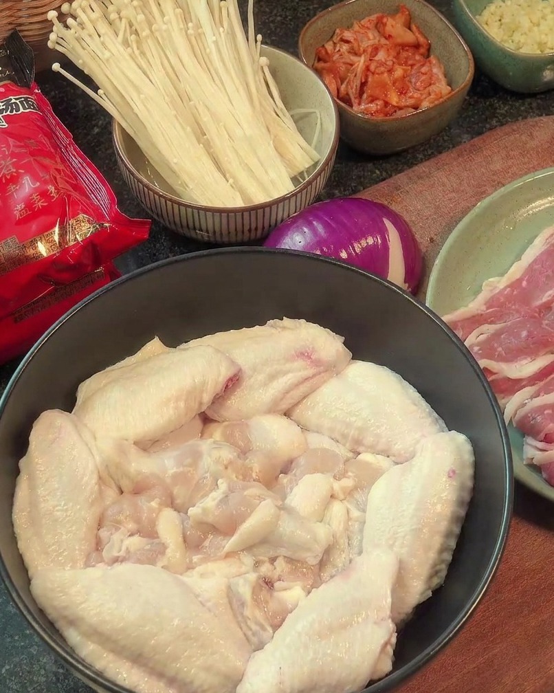 도마 위에서 채칼로 얇게 썬 오이 리본.