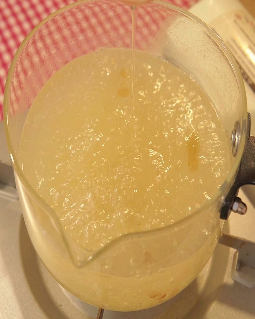 끓고 있는 국물 냄비에 참기름을 붓는 모습.