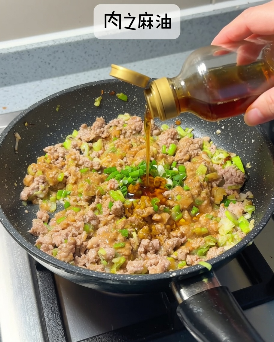고기에 참기름을 두르는 모습.