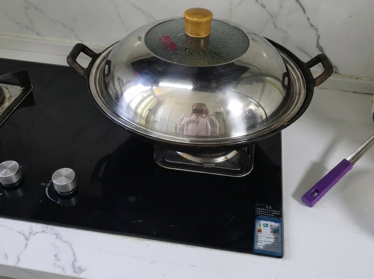 끓는 토마토 육수에 달걀물을 부어 달걀 줄기를 만드는 모습.